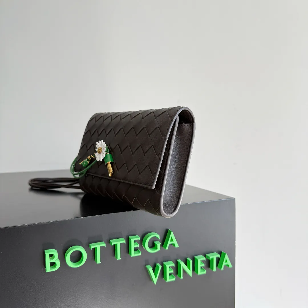 Batch 1560 Bottega Veneta2025 new product Daisy Andiamo bag, classic woven crossbody bag, thin shoulder strap is more casual, especially the small pendant design this time, daisy + green leaves + small gold chain, add a playful and smart look to the tough leather🌼Metallic button and knot closure, simple but not simple, elegant texture, elegant weaving attitude. You can also decide how to carry the bag according to your outfit and occasion. It can be used as a clutch bag, shoulder bag, or crossbody bag. It has a high usage rate. 😊Pair it with a simple skirt to instantly become relaxed and fashionable. Pair it with a smart suit to neutralize the formal feeling. It can be used for commuting and dating! Style number: 838870 (836940) Color: black brown Size: 19*12.6*2cm